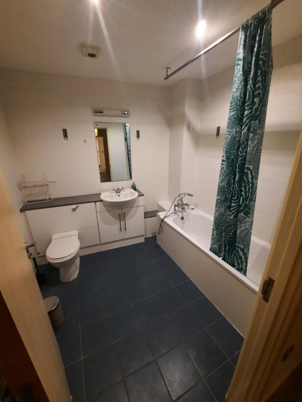 Room In Cardiff City Center - Swiftstay מראה חיצוני תמונה